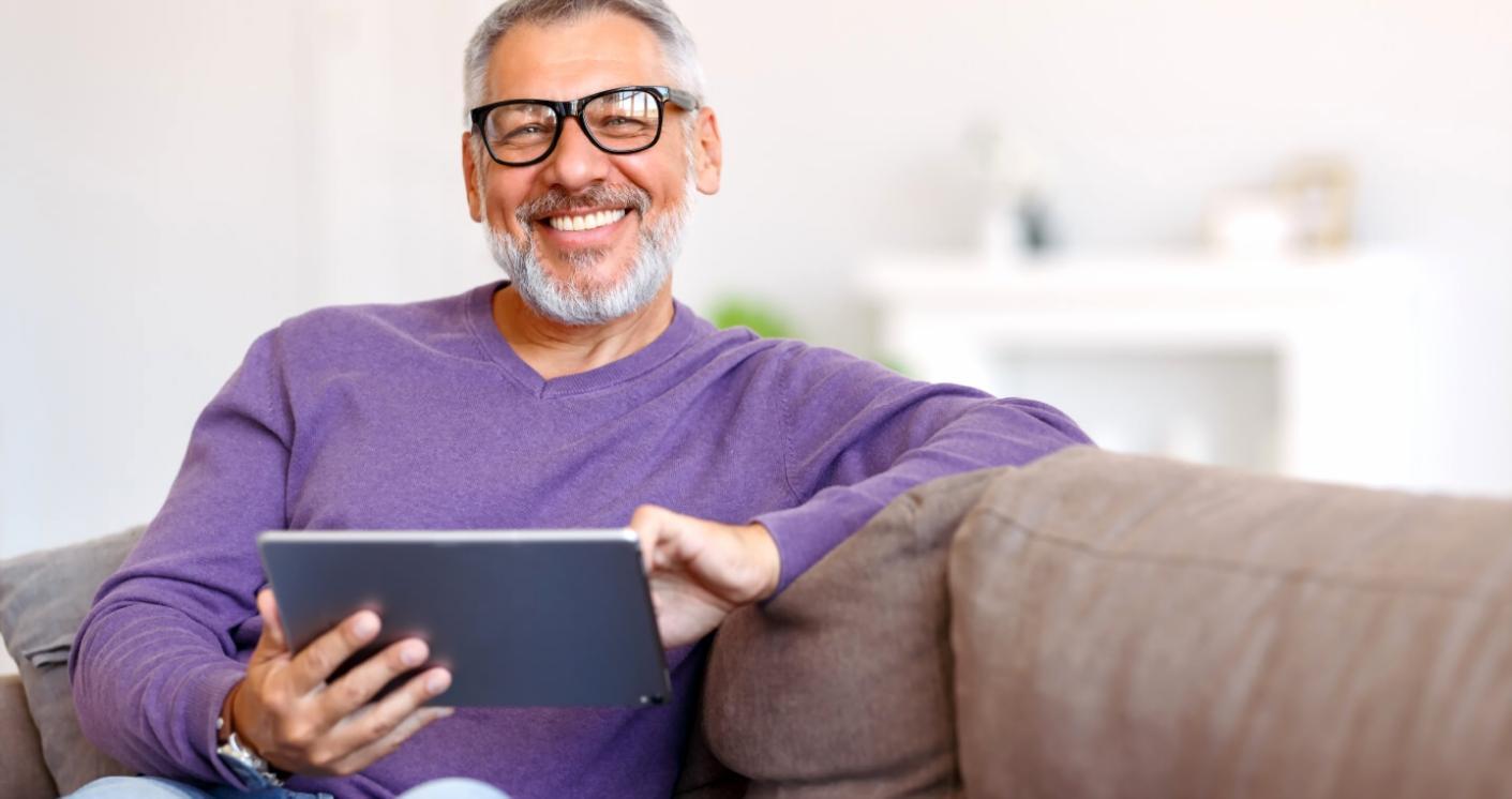 Strukturierte Finanzlernmaterialien auf Schreibtisch angeordnet