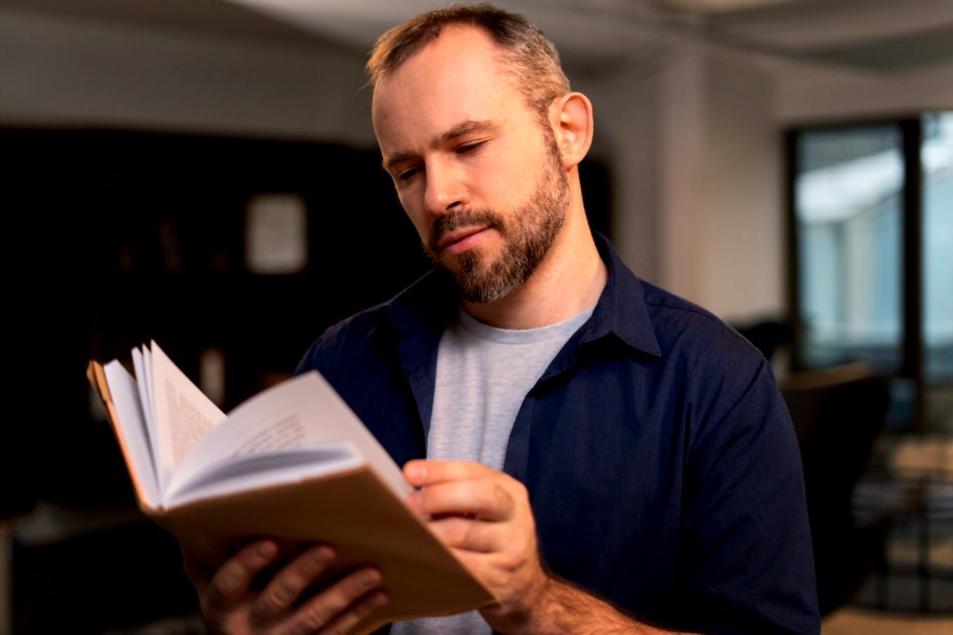 Person nutzt Tablet für finanzielle Lernressourcen